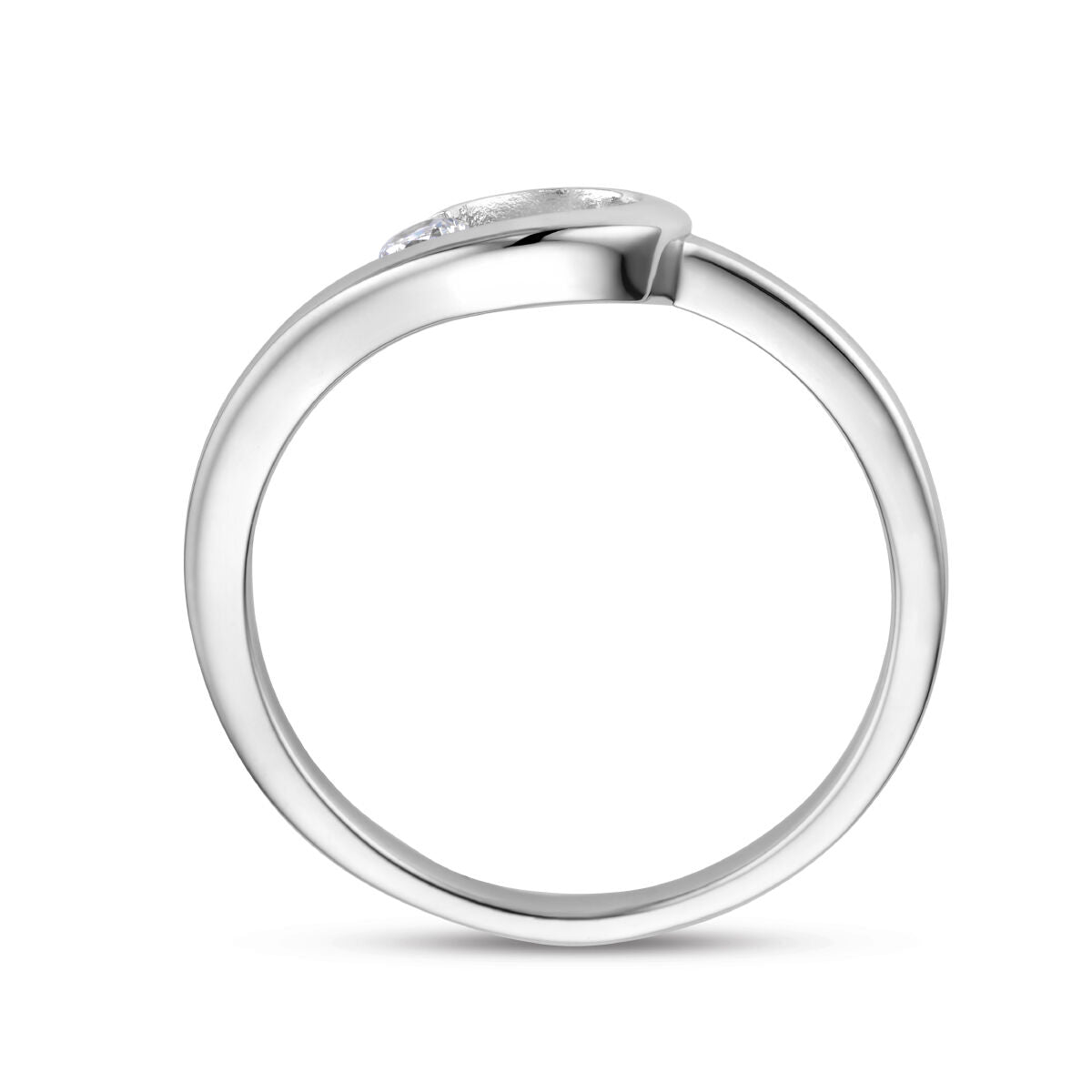 Een minimalistische Van der Kooij Collectie ring zirkonia zilver gehodineerd met een gladde band, vanaf de zijkant getoond, met een enkele ovale zirkoon in een moderne randzetting tegen een effen witte achtergrond.