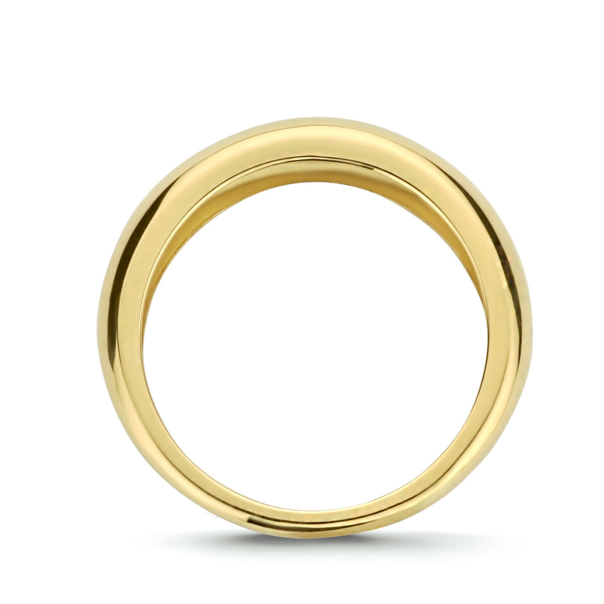 De ring 14K geelgoud van Van der Kooij Collectie staat rechtop op een witte achtergrond en laat het gepolijste, gladde oppervlak, het tijdloos ontwerp en de klassieke ronde vorm zien.