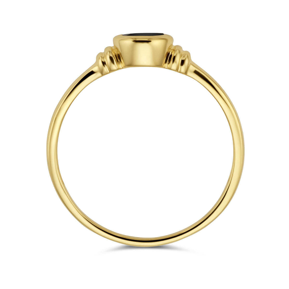 De Van der Kooij Collectie ring onyx 14K geelgoud heeft een slanke, ronde geelgouden band met een donkere onyx steen in een bezelzetting, van opzij gezien tegen een witte achtergrond voor een elegante look.