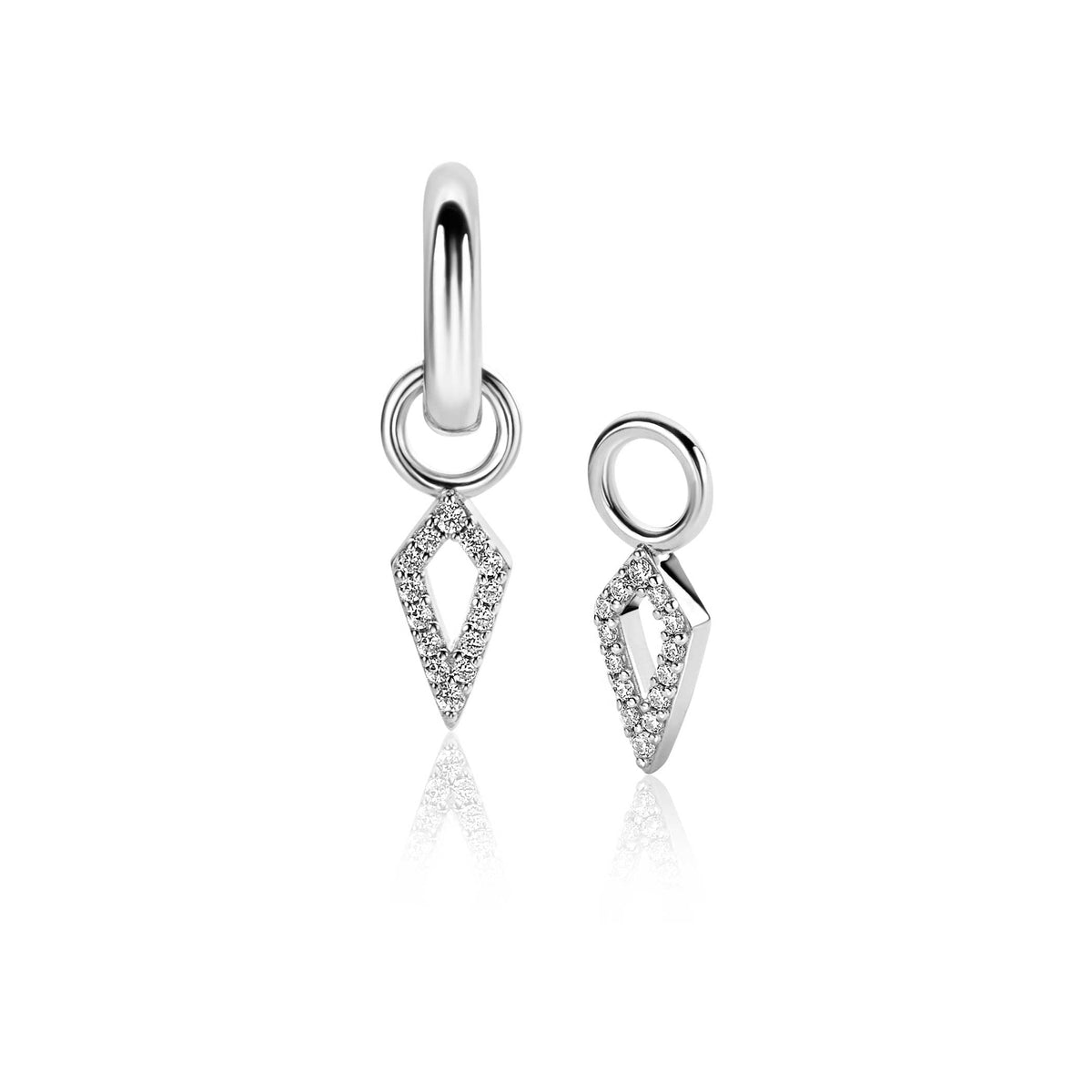 Silberne Ohrringe mit diamantierten, rhombusförmigen Anhängern und glänzender Oberfläche