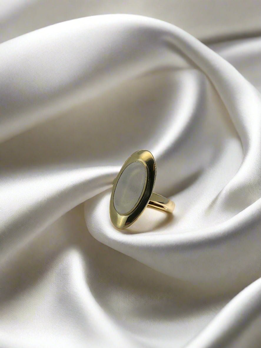 Vintage Ring aus 14k Gold mit ovalem Mondstein und glatter Oberfläche