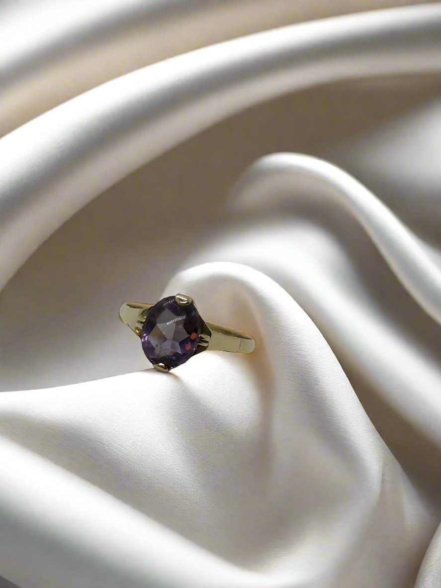 Vintage Ring aus 14k Gold mit ovalem Amethyst und einem Gewicht von 1,8g