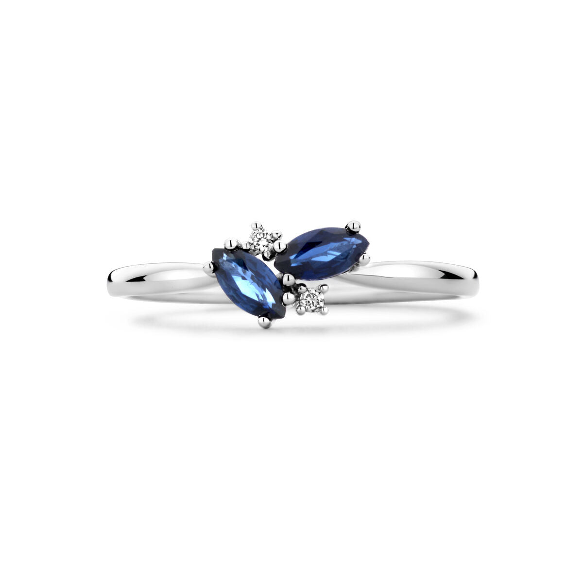 De Van der Kooij Collectie ring saffier en diamant 0.02ct h p1 in 14K witgoud heeft twee marquise-cut saffieren diagonaal gezet, met drie diamanten op een dunne gepolijste band voor een moderne, tijdloze uitstraling.