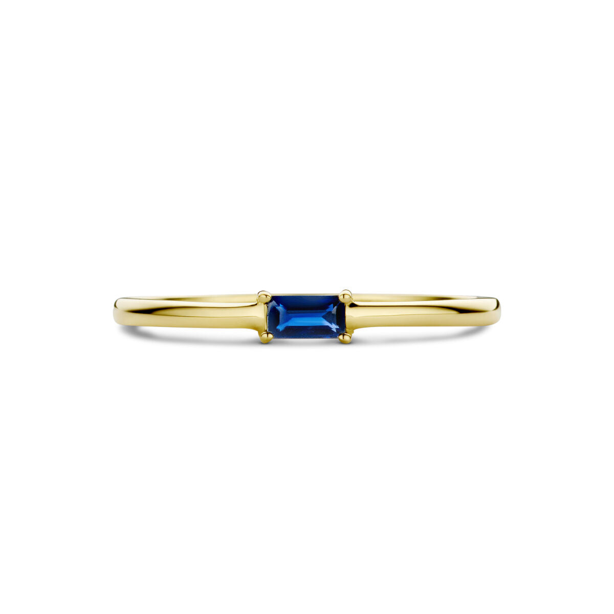 De Van der Kooij Collectie ring met geboortesteen saffier september is een slanke 14K geelgouden ring met een rechthoekige blauwe saffier, horizontaal gezet in het midden en gefotografeerd van voren tegen een witte achtergrond.