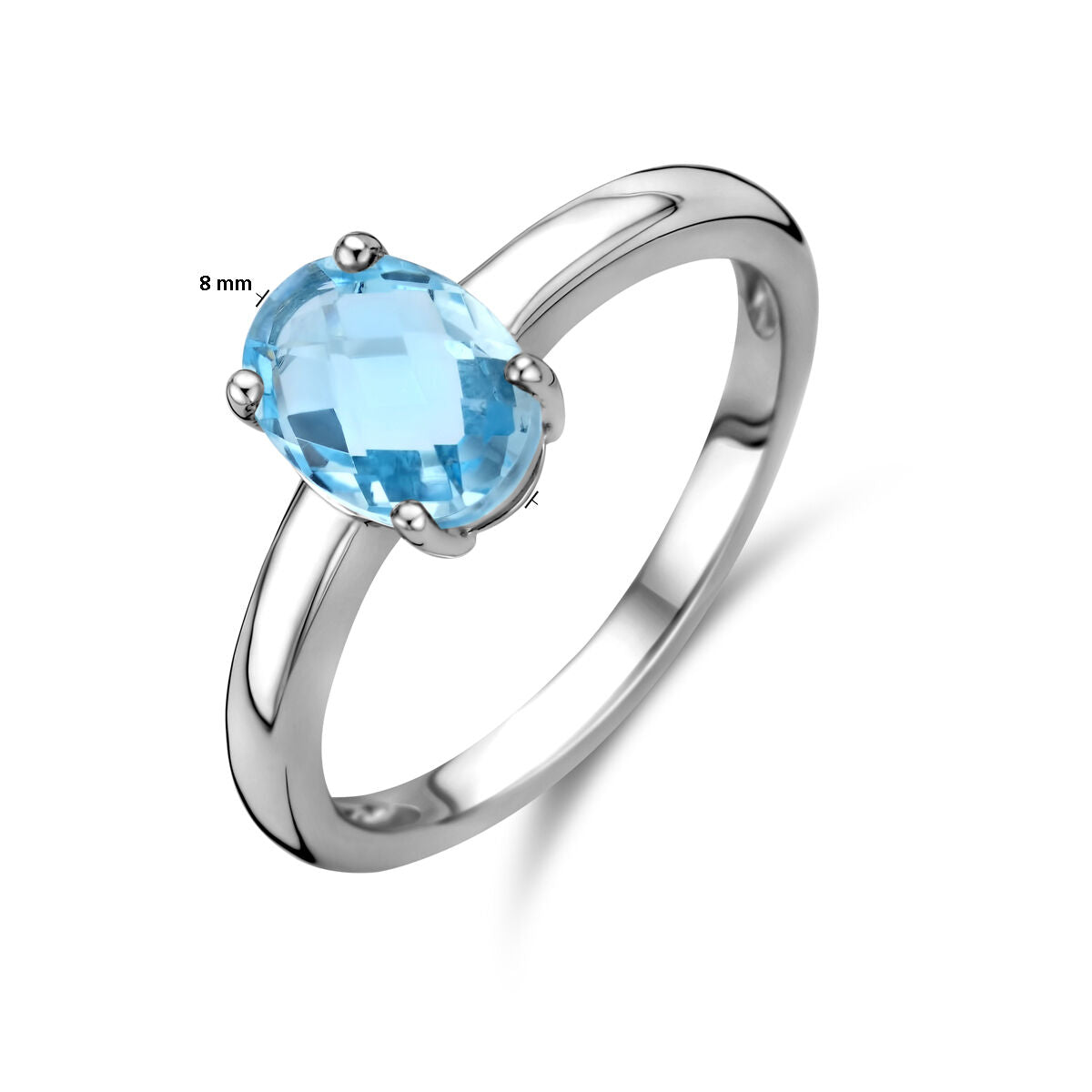 De Van der Kooij Collectie ring blauw topaas zilver gerhodineerd heeft een band van gepolijst zilver en een ovale, 8 mm grote, facetgeslepen blauwe topaas edelsteen die wordt vastgezet met vier tandjes.