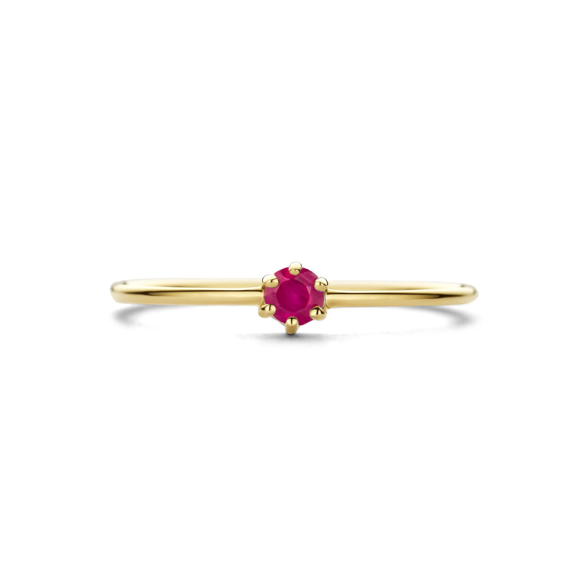 De Van der Kooij Collectie ring met geboortesteen robijn juli in 14K geelgoud heeft een dunne band en een robijn in een eenvoudige zes-poots zetting, wat het een elegante keuze maakt voor elke gelegenheid.