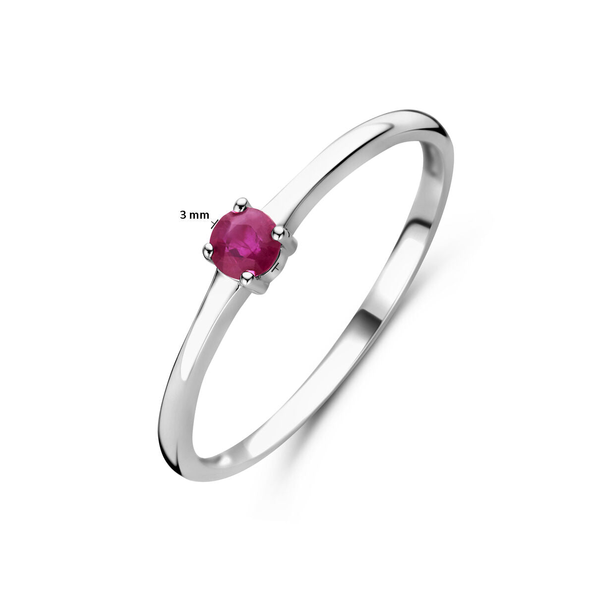 De Van der Kooij Collectie ring met geboortesteen robijn juli zilver gerhodineerd is een slanke 925 zilveren damesring met een ronde, roze robijn van 3 mm in vier griffen, elegant gecentreerd op de band tegen een witte achtergrond.
