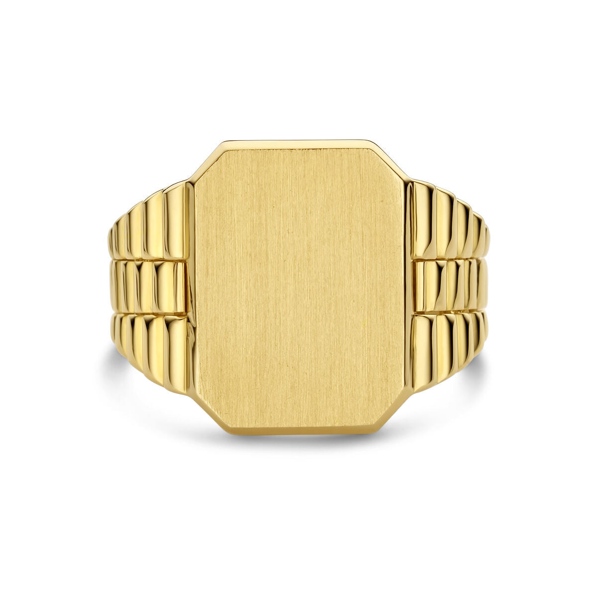 Deze graveerring gematteerd 14K geelgoud van de Van der Kooij Collectie heeft een brede, rechthoekige geborstelde voorkant en een dikke geribbelde band, getoond op een witte achtergrond.
