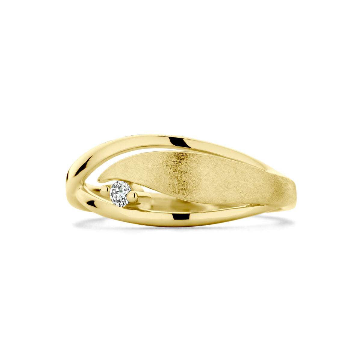 De ring poli/mat diamant 0.04ct H SI 14K geelgoud van Van der Kooij Collectie heeft een elegant overlappend ontwerp, een kleine ronde diamant en combineert gepolijste en matte afwerkingen voor een stijlvol contrast.