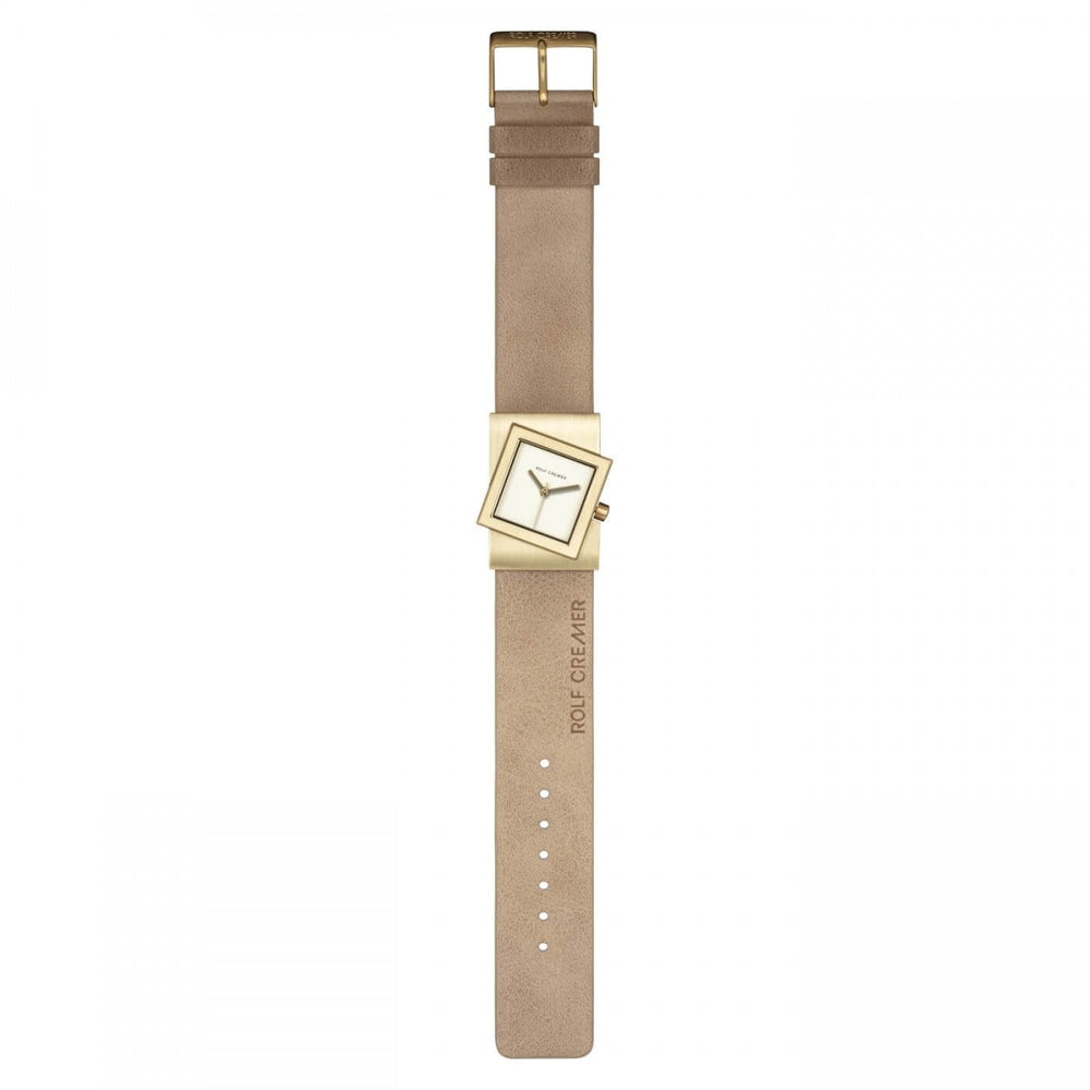 Het Rolf Cremer Horloge 507703 Turn-S, geïnspireerd op Deens design, heeft een beige leren band en een rechthoekige gouden kast met een witte wijzerplaat. Het gekantelde display en de gegraveerde ROYCE band versterken de minimalistische charme, aangestuurd door quartz precisie voor eenvoud in uur- en minutenwijzers.