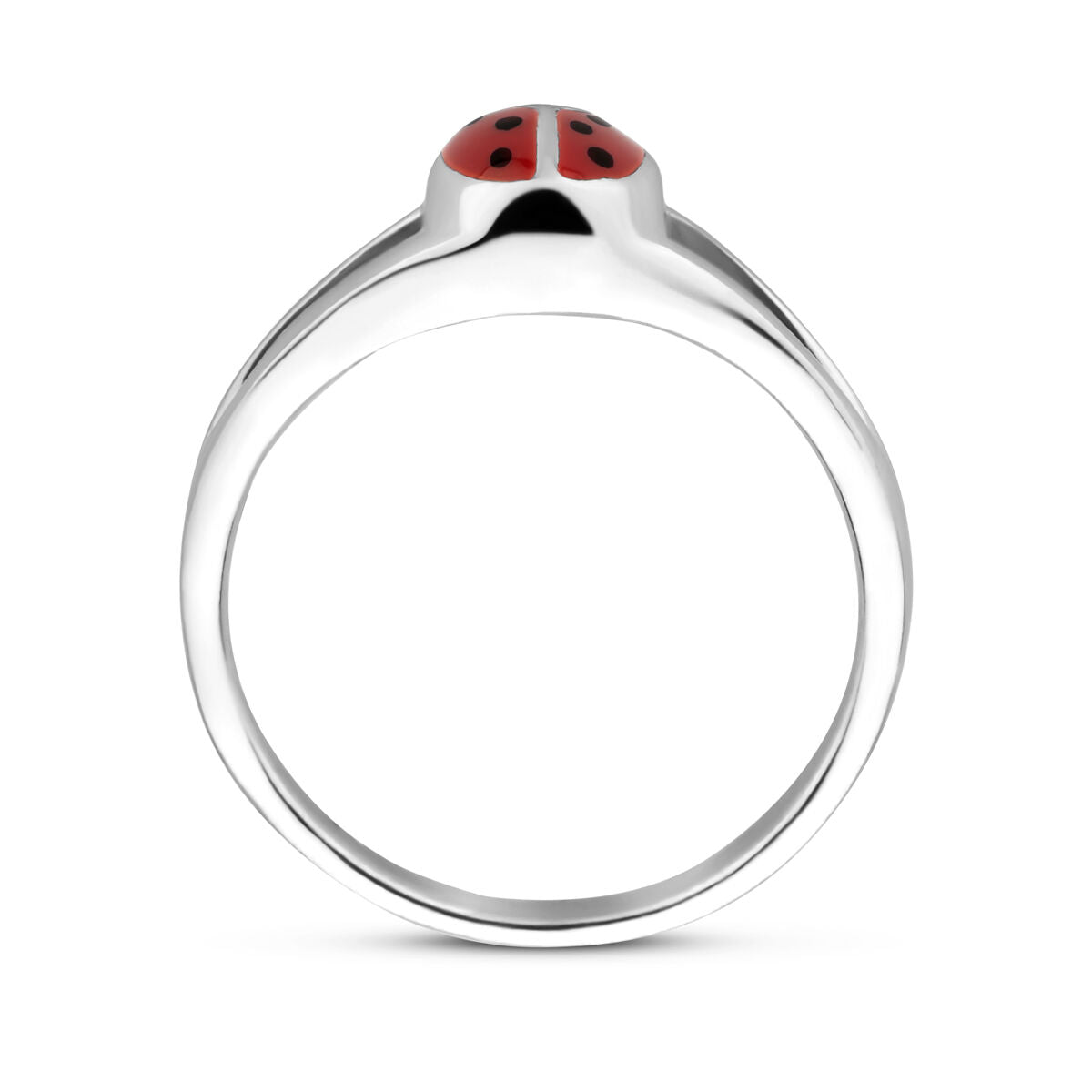 De ring lieveheersbeestje zilver wit van Van der Kooij Collectie heeft een klein rood en zwart lieveheersbeestje aan de bovenkant, van opzij gezien tegen een witte achtergrond, wat de speelse stijl van het merk weerspiegelt.