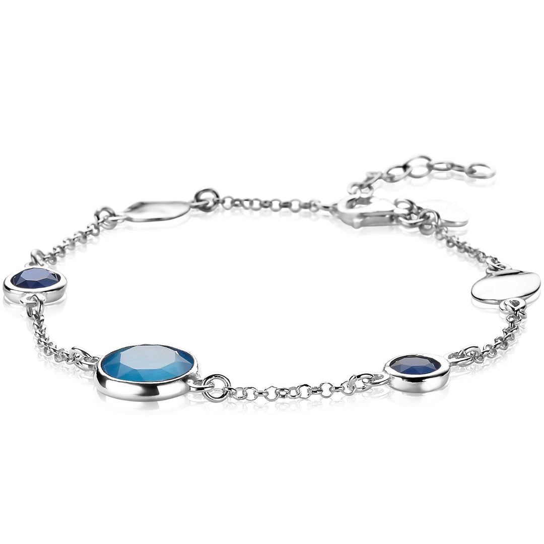 De Zinzi Armband Zilver Zia2110 heeft een zilveren ketting met gelijkmatig verdeelde ronde blauwe edelstenen in bezels en een verstelbare sluiting voor de perfecte maat. Het is een prachtige blauwe armband die elke outfit verbetert.