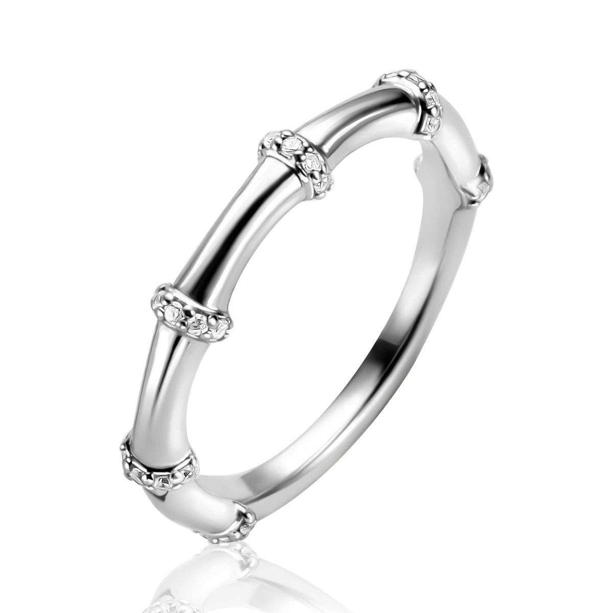 Ring aus Silber mit glattem, glänzendem Design und kleinen, funkelnden Steinen