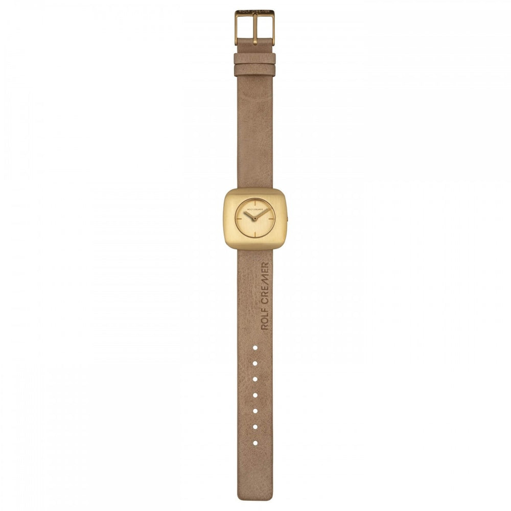 Het Rolf Cremer Horloge 508011 Edge is een quartzhorloge met een beige band en een rechthoekige, goudkleurige wijzerplaat. Het horloge heeft een minimalistisch design met verstelbare gaatjes, een ROLF CREMER-reliëf en een elegante wijzerplaat met minuten- en uurwijzers.