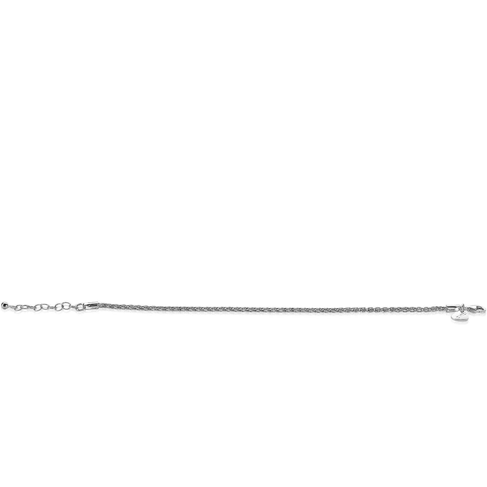 De Zinzi Armband Zilver Zia1931 is een delicaat zilveren armbandje met een klein, rond bedeltje aan de 2 mm brede ketting, dat elegant afsteekt tegen een effen witte achtergrond.