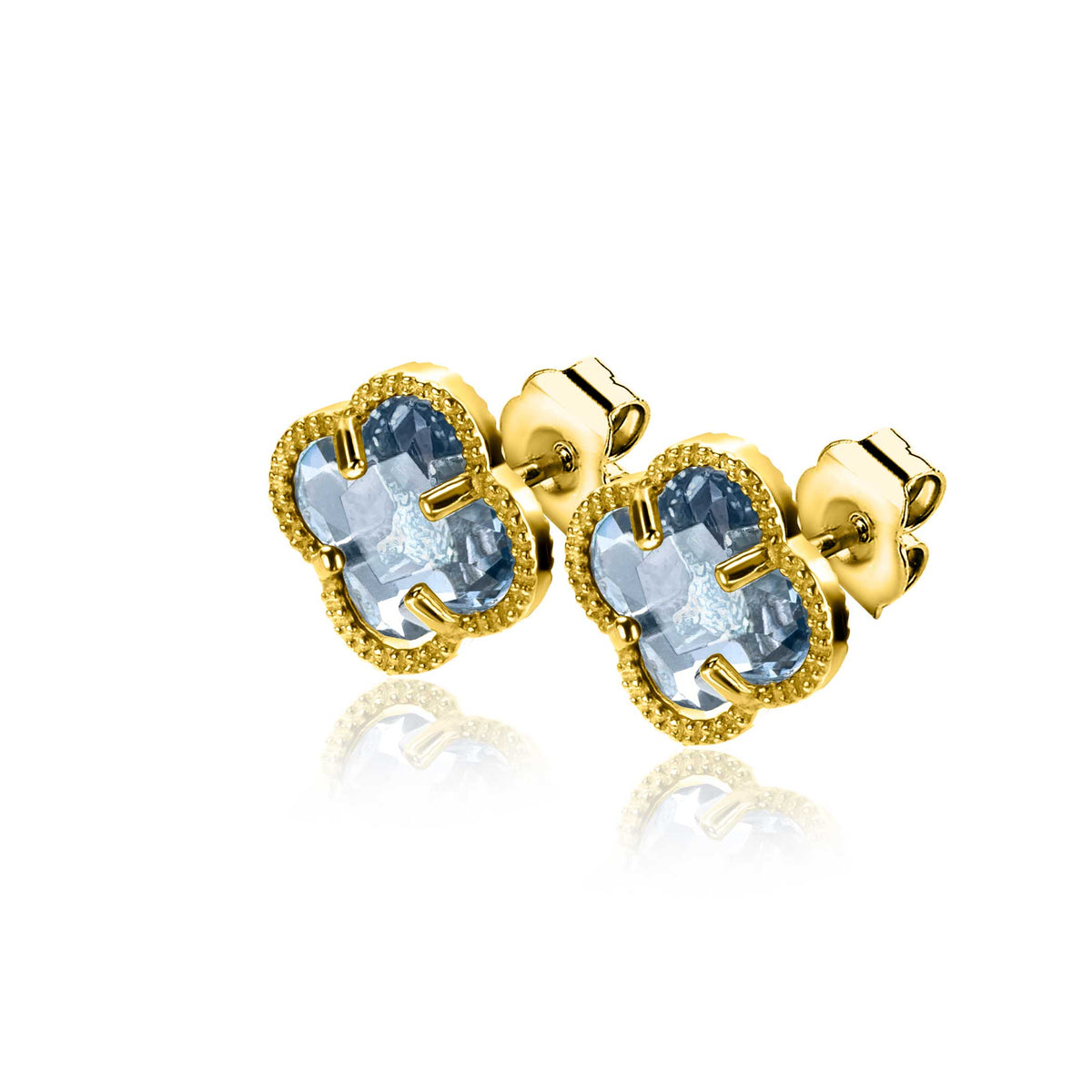 Ohrstecker aus Gold mit blauen Edelsteinen in Blumenform und feiner Struktur.