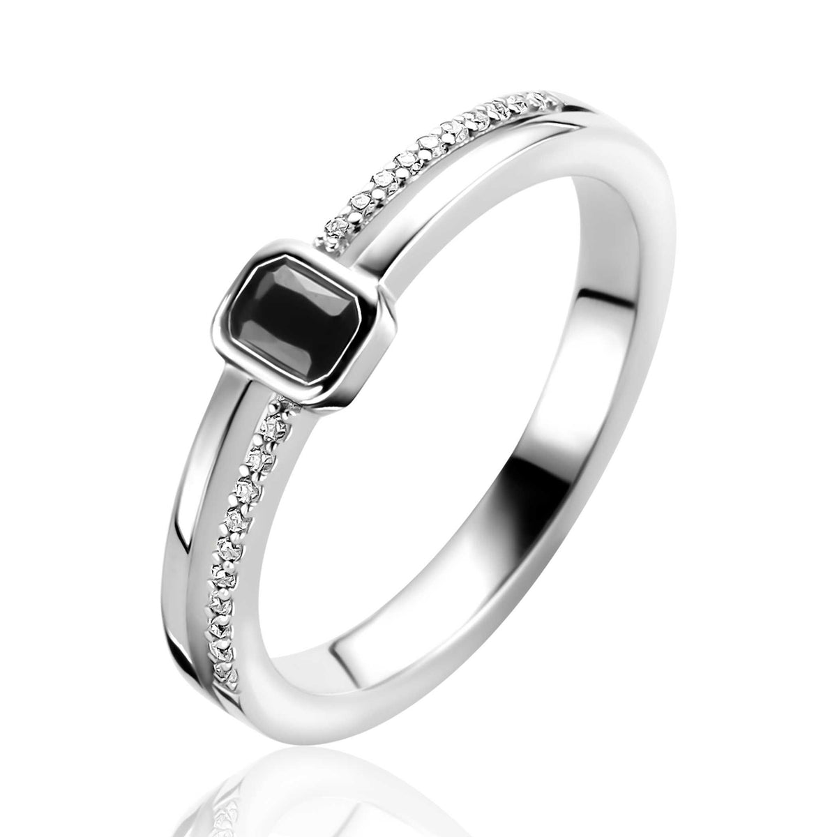 Ring aus Silber mit schwarzem Edelstein und kleinen Zirkonia-Steinen an der Seite