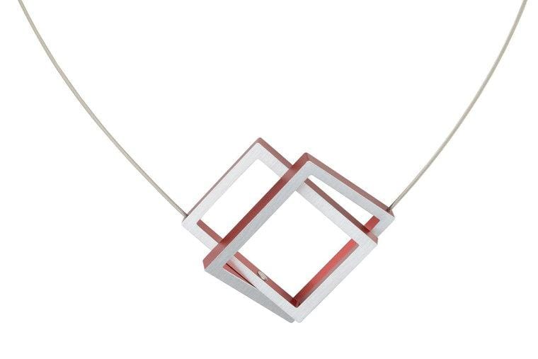 Collier mit zwei ineinanderliegenden roten Rechtecken und einem silbernen Halsband