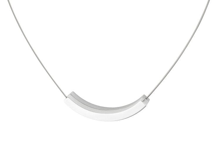 Collier mit gebogenem Anhänger aus transparentem Material und feinem Draht.