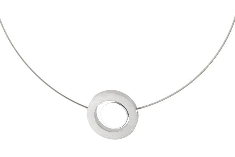 Collier mit rundem Anhänger in einer Ringform aus Silber