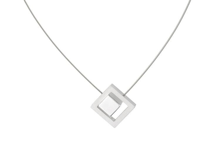 Collier mit quadratischem Anhänger in Silber und feinem Kettenband