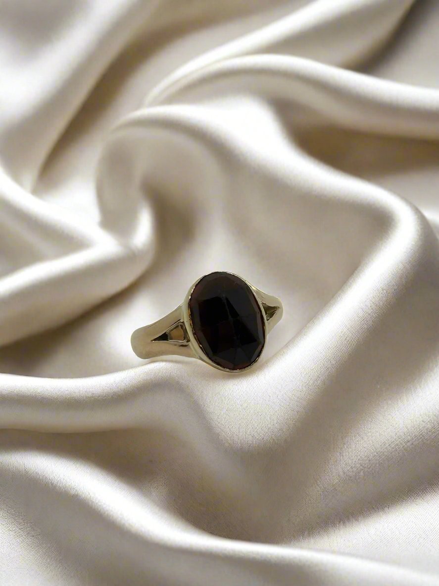 Vintage Ring aus 14k Gold mit ovalem Granat und glatter Oberfläche