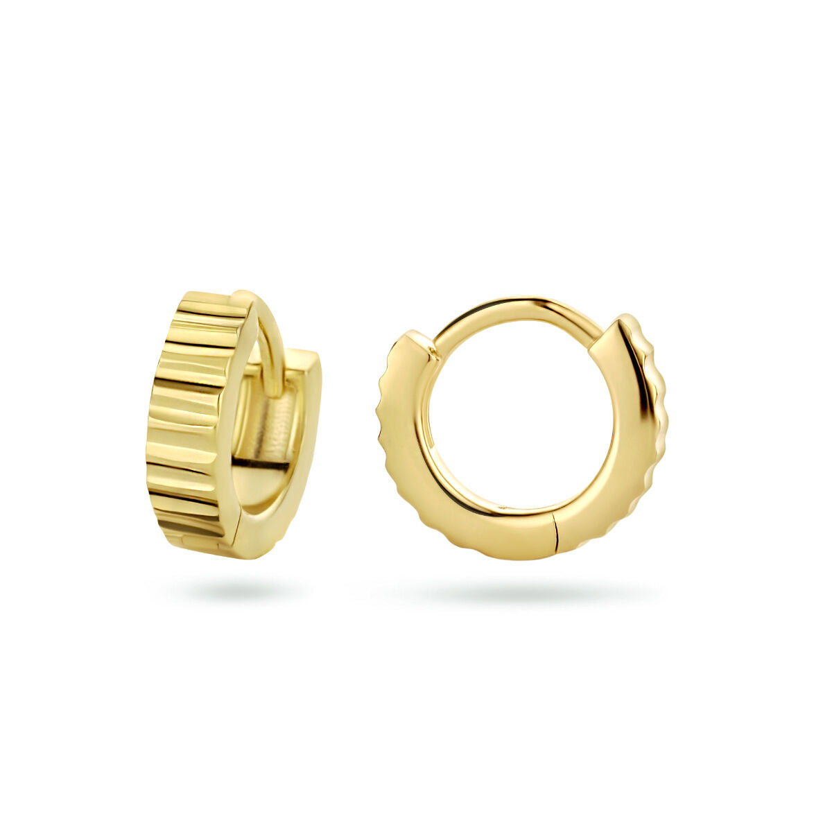 Een paar klapoorringen 1 micron zilver verguld (geel) van Van der Kooij Collectie, met een gladde afwerking en subtiele geribbelde details aan één zijde, afgebeeld op een witte achtergrond.