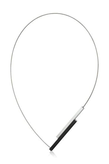 Collier mit mattschwarzen langen Streifen und silbernem Anhänger