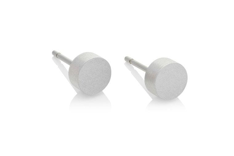 Kleine runde Ohrstecker aus Silber mit mattem Finish und flacher Oberfläche