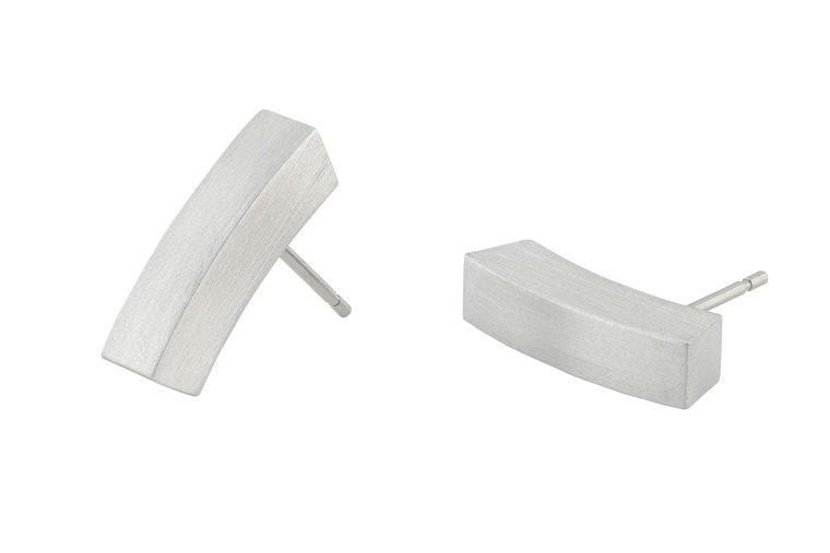 De Oorsteker Recht gebogen O4 van CLIC Creations zijn rechthoekige zilveren oorstekers gemaakt van hypoallergeen chirurgisch staal, met een geborstelde metalen afwerking, een licht gebogen ontwerp en een recht staafje om te bevestigen.