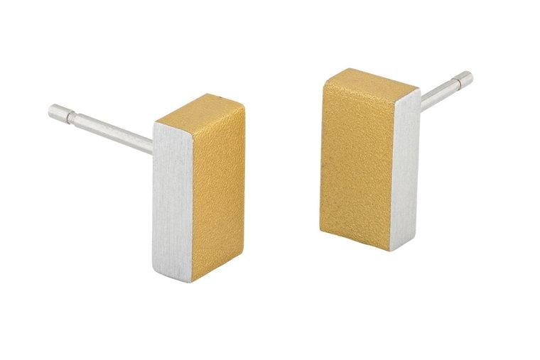 Ohrstecker in rechteckiger Form mit goldfarbener und silberner Oberfläche