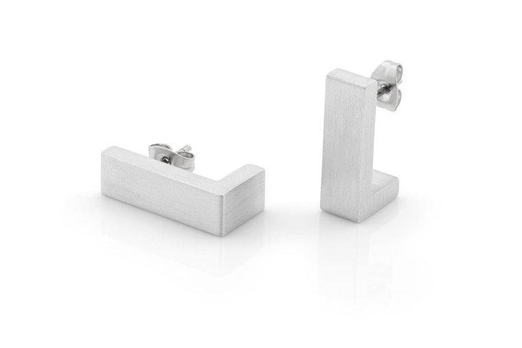 Ohrstecker in Form eines rechteckigen L-Elements aus mattem Silber