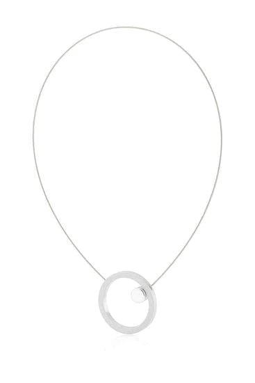 Collier mit großer Ring und glänzendem runden Anhänger aus Silber