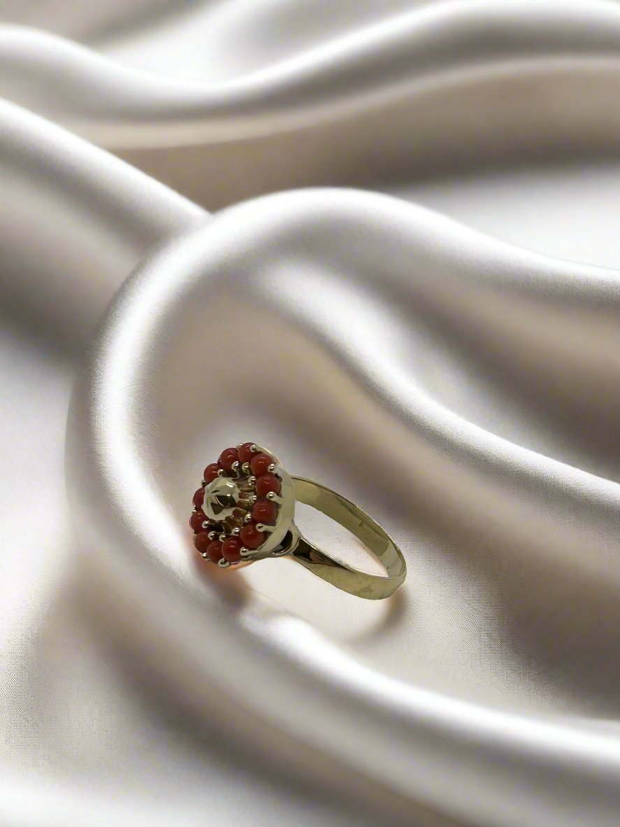 Vintage Ring aus 14k Gold mit rotem Blutkoralle und einem zentralen Stein