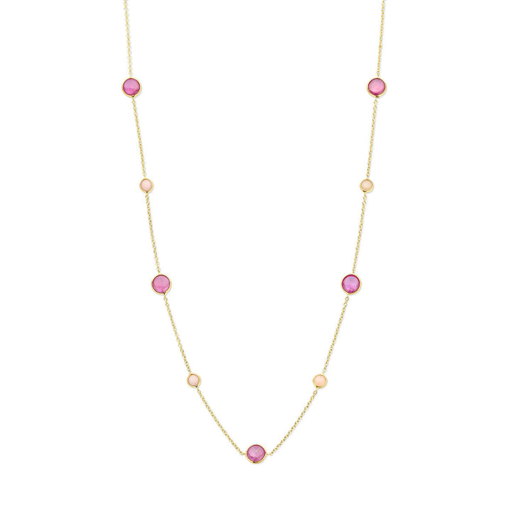 Het Van der Kooij Collectie collier roze robijn en roze opaal (42-45 cm) is uitgevoerd in 14K geelgoud, met afwisselend roze robijn en roze opaal edelstenen aan een fijne gouden ketting.