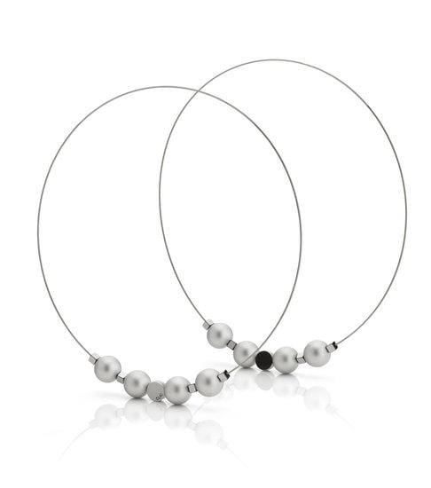 Collier mit silbernen Perlen und einem schwarzen Akzent auf einem flexiblen Draht.