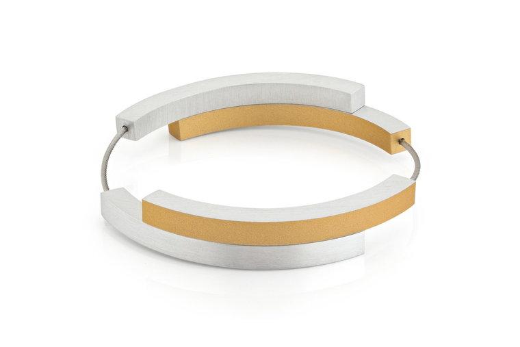 Armband mit vier Bögen in Goldfarbe und Silber mit einem modernen, minimalistischen Design