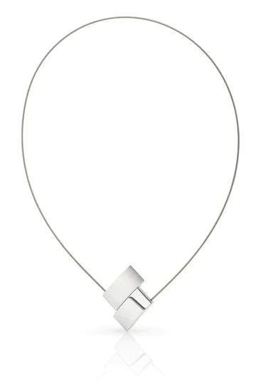 Collier in V-Form mit silberner Kette und geometrischem Anhänger