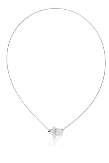Collier mit rundem und quadratischem Anhänger in Silberfarbe und feinem Draht.