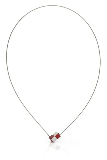 Collier mit zwei roten Würfeln und feinem Silberdraht