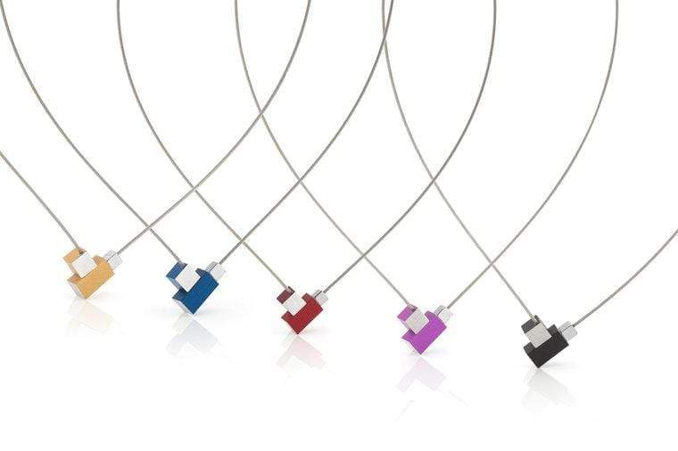 CLIC Creations biedt vijf Collier Vierkantje en rechthoekje kettingen, elk met een levendige kubusachtige hanger in oranje, blauw, rood, paars of zwart. Deze ontwerpen zijn bevestigd aan een edelstalen collier draad en waaieren elegant uit tegen een witte achtergrond.