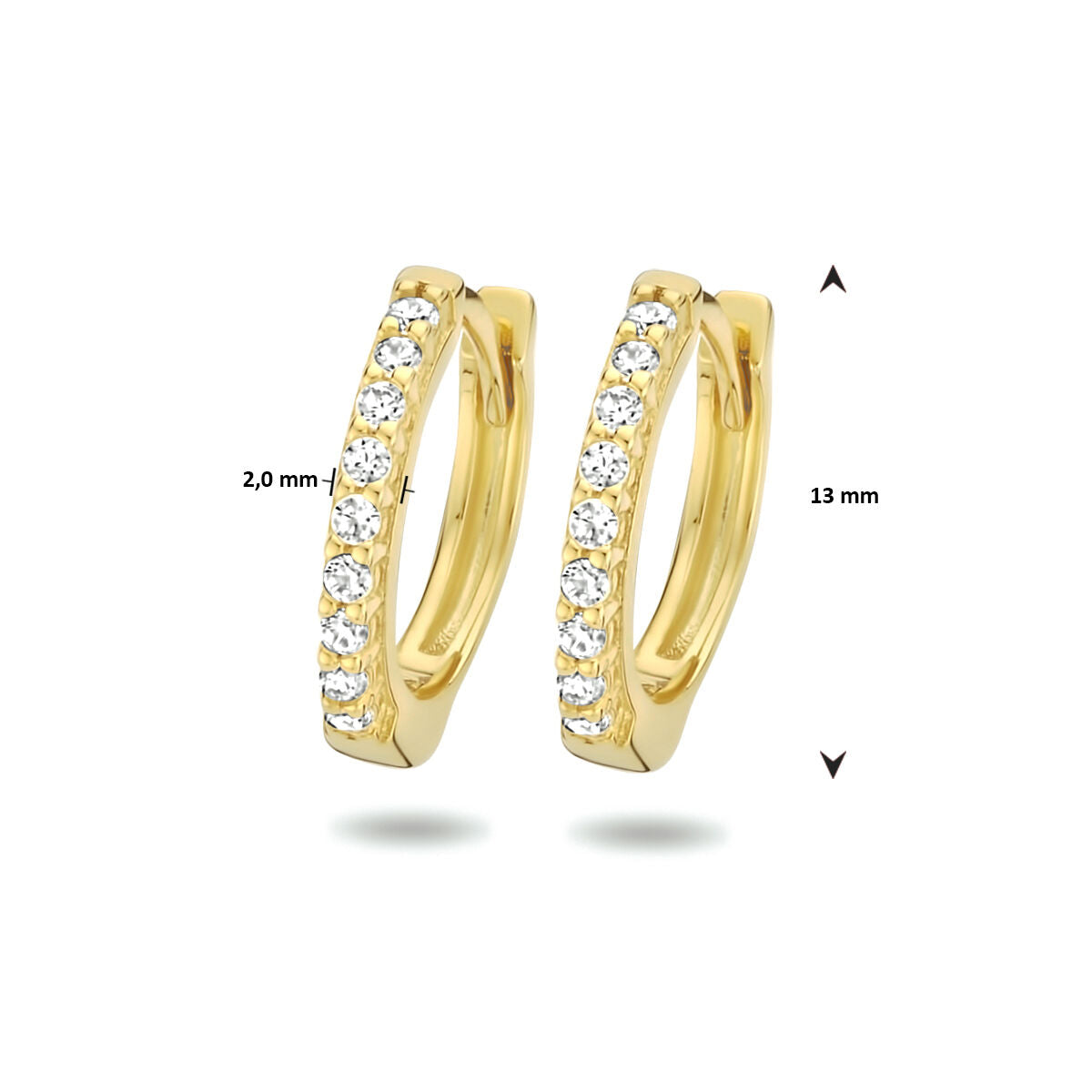 Een paar Van der Kooij Collectie klapoorringen zirkonia 1 micron zilver verguld (geel), elk met een zirkonia rij op de voorkant, van 2,0 mm breed en 13 mm hoog, afgebeeld op een witte achtergrond.