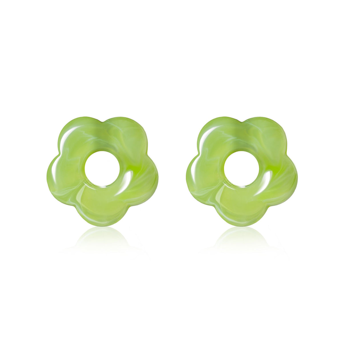 Ohrstecker in Blumenform aus lichtgrünem Material mit rundem Loch in der Mitte