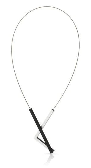Collier mit schwarzem und silbernem geometrischem Anhänger auf einem flexiblen Draht.