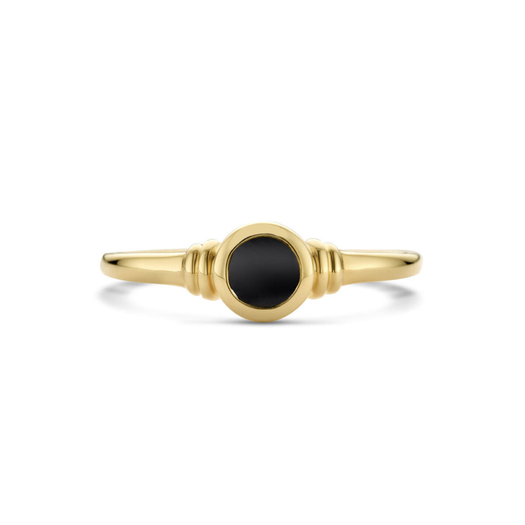 De ring onyx 14K geelgoud van Van der Kooij Collectie heeft een ronde onyx steen gezet in het midden met een eenvoudige band en subtiele details-een verfijnd ontwerp.