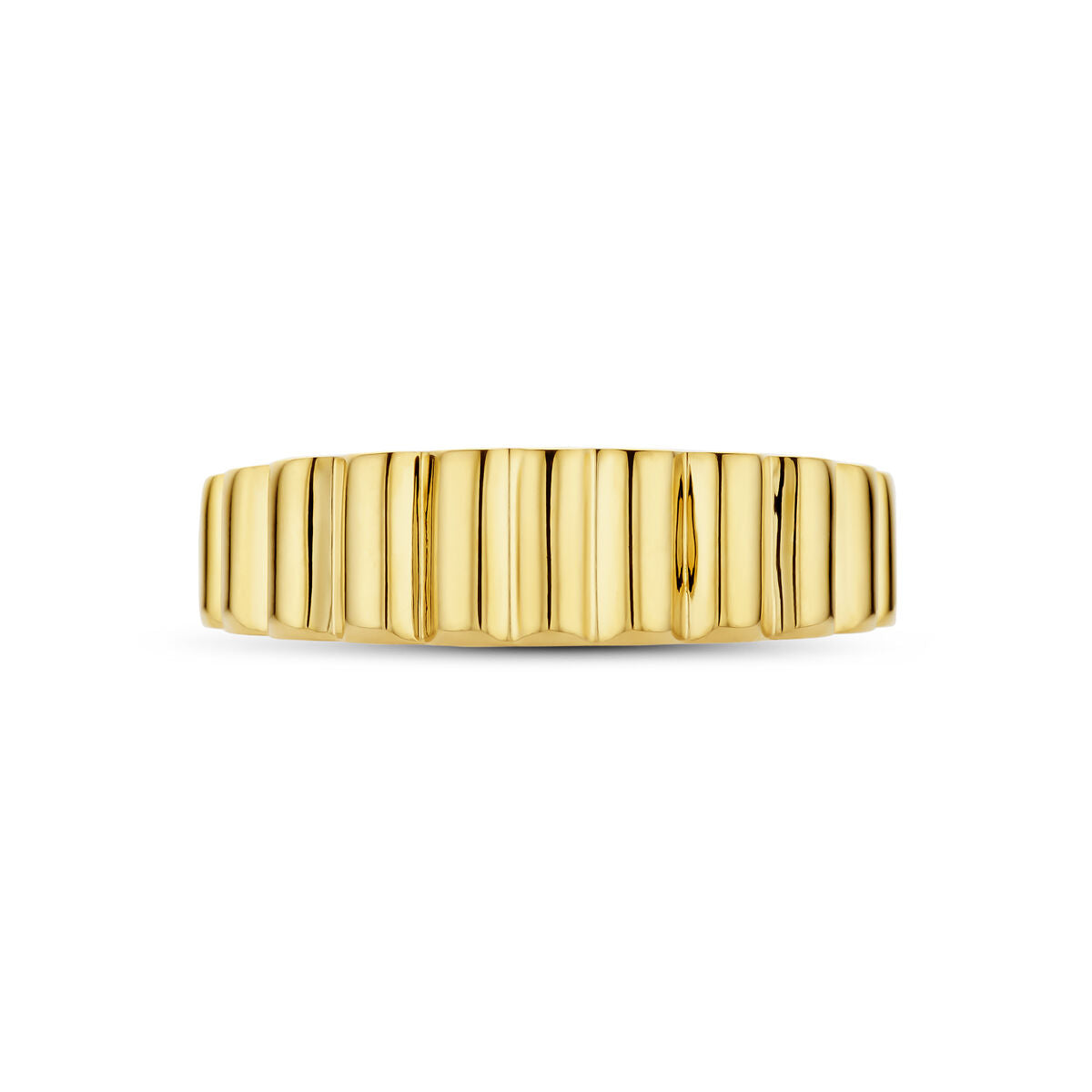 De ring 14K geelgoud uit de Van der Kooij Collectie heeft een gepolijste, geribbelde band en straalt klassieke schoonheid uit tegen een witte achtergrond.