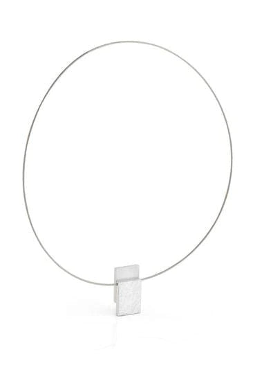Collier mit mattem, eis-mattierten Rechteck-Anhänger und dünnem Draht-Halsreif