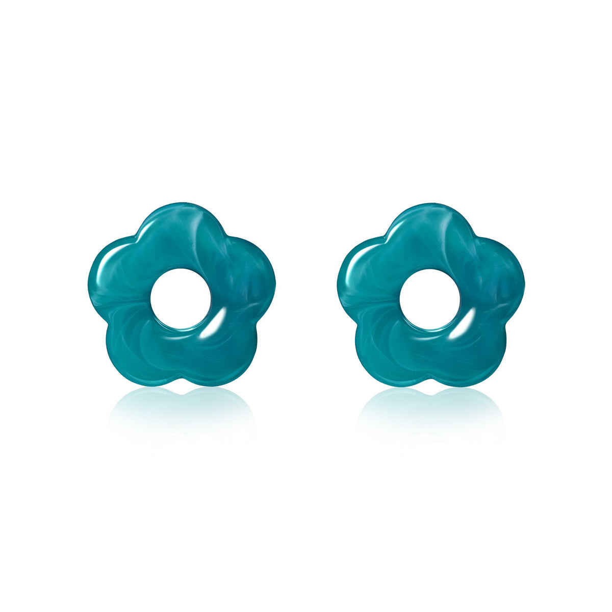 Ohrstecker in Blumenform aus türkisfarbenem Material mit durchgehendem Loch in der Mitte