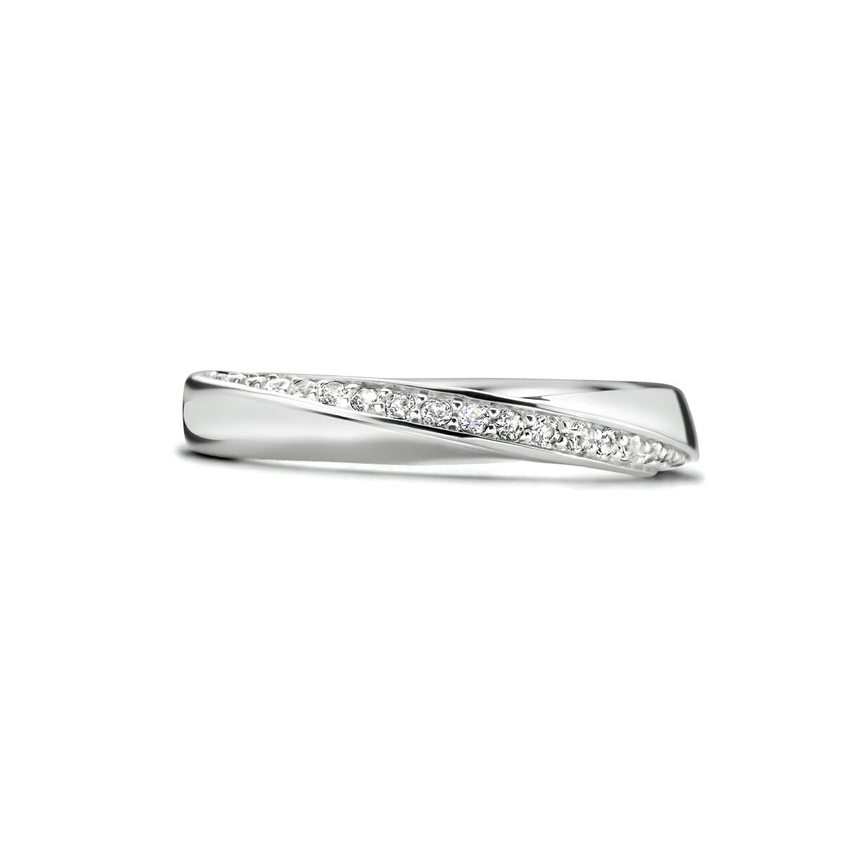 Een strakke Van der Kooij Collectie ring zirkonia zilver gerhodineerd met een gedraaid ontwerp en een rij fonkelende zirkonia, afgebeeld op een witte achtergrond.