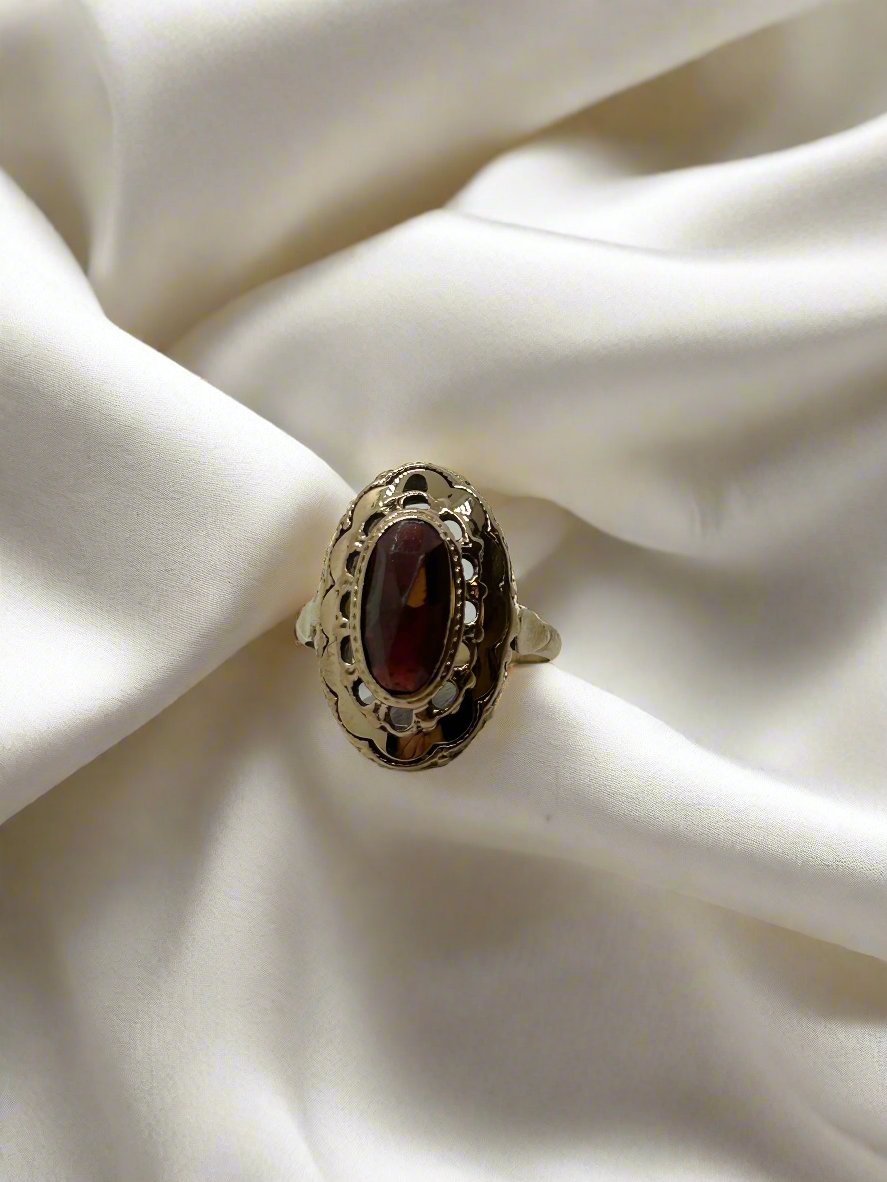 Vintage Ring aus 14k Gold mit ovalem Granat und filigranem Design